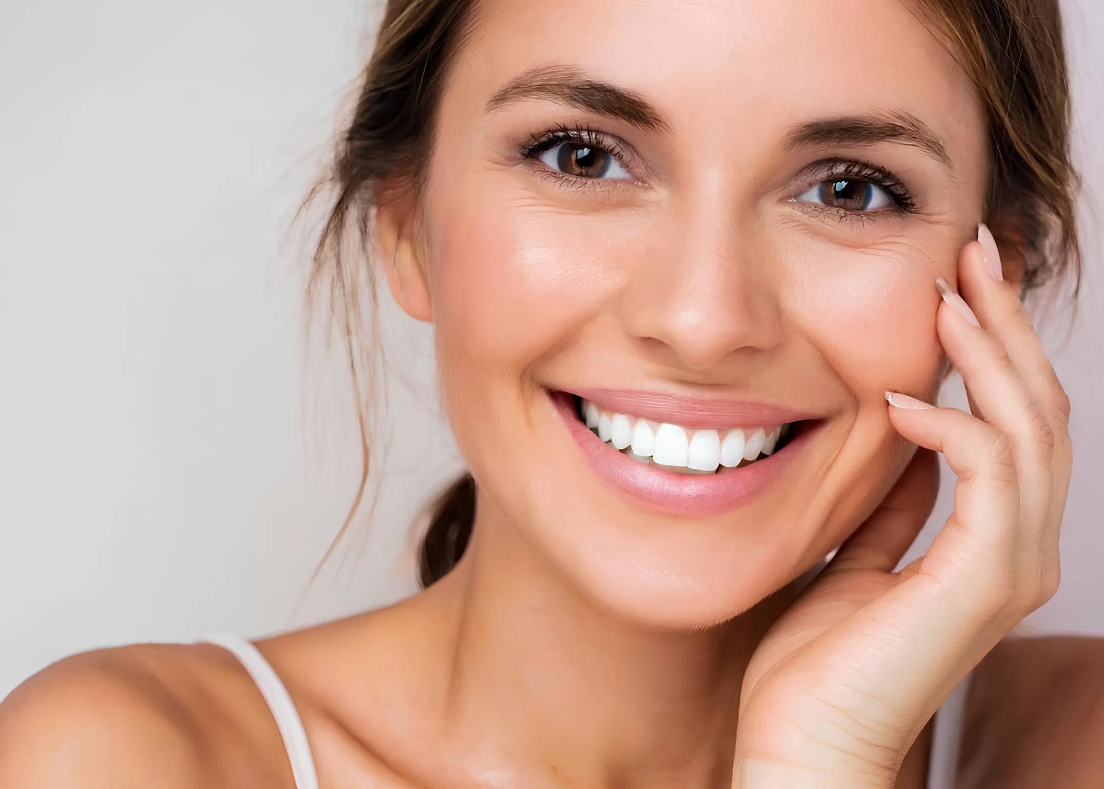 Ряд верхних зубов с ровной эмалью и естественным блеском — обложка к материалу о винирах и эстетической реставрации